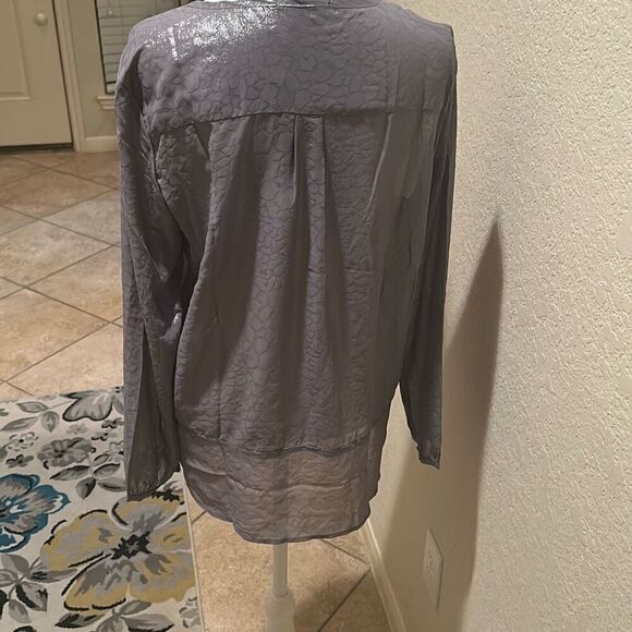 Krisa Women's M Long Sleeve Split Neck Popover Blouse Gray Metallic Animal Print - Picture 5 of 12